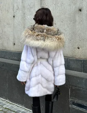 Белая норковая шуба средней длины с капюшоном из рыси