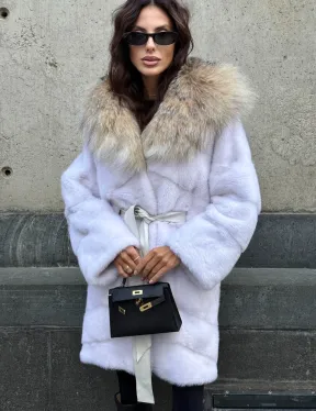 Белая норковая шуба средней длины с капюшоном из рыси