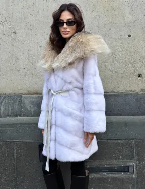 Белая норковая шуба средней длины с капюшоном из рыси