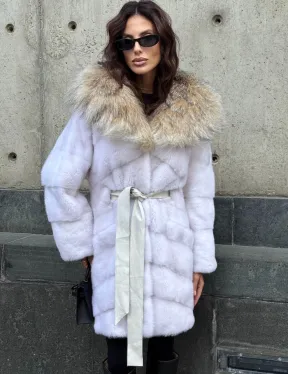 Белая норковая шуба средней длины с капюшоном из рыси