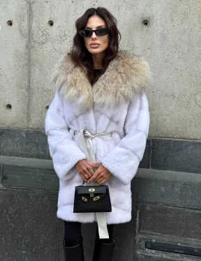 Белая норковая шуба средней длины с капюшоном из рыси