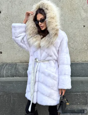 Белая норковая шуба средней длины с капюшоном из рыси