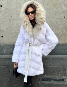 Белая норковая шуба средней длины с капюшоном из рыси