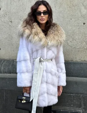 Белая норковая шуба средней длины с капюшоном из рыси