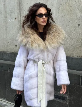 Белая норковая шуба средней длины с капюшоном из рыси