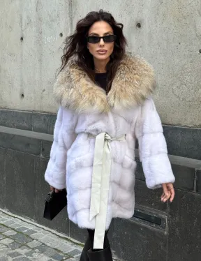 Белая норковая шуба средней длины с капюшоном из рыси