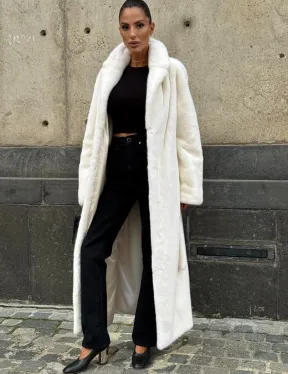 Длинная белая норковая шуба