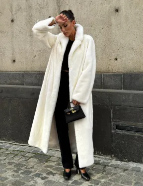 Длинная белая норковая шуба