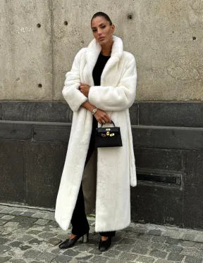Длинная белая норковая шуба