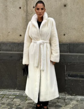 Длинная белая норковая шуба