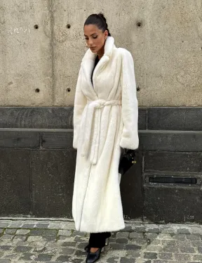 Длинная белая норковая шуба