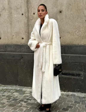 Длинная белая норковая шуба