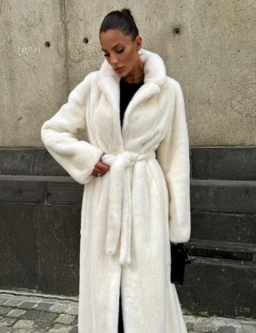 Длинная белая норковая шуба