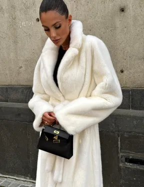 Длинная белая норковая шуба