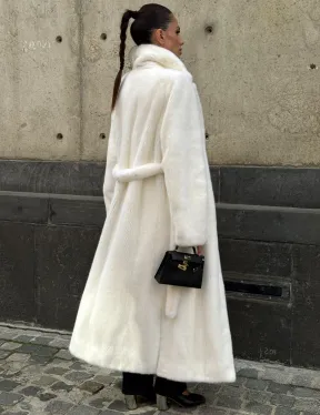Длинная белая норковая шуба