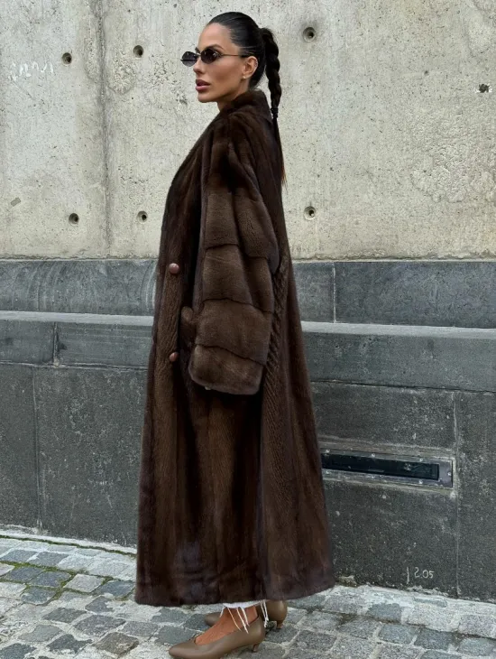 Роскошная шуба из аукционного меха норки SAGA FURS - цвет соболь