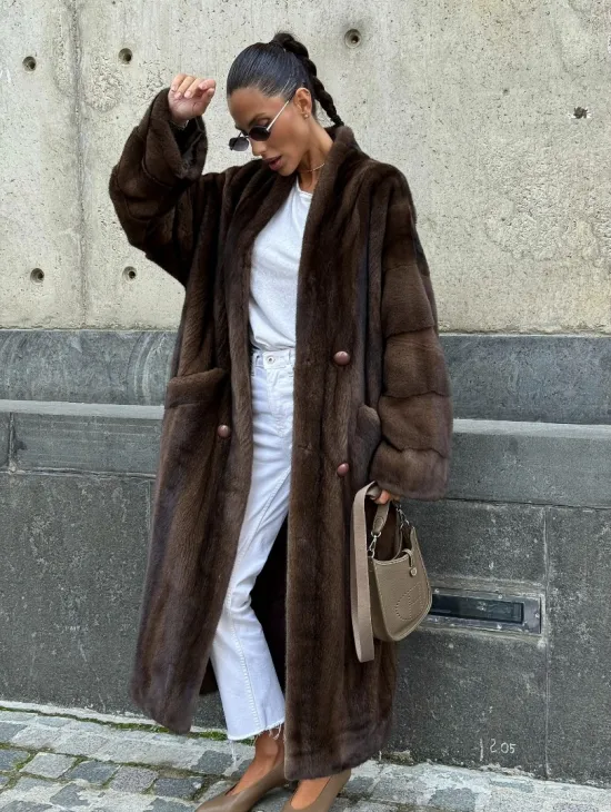 Роскошная шуба из аукционного меха норки SAGA FURS - цвет соболь