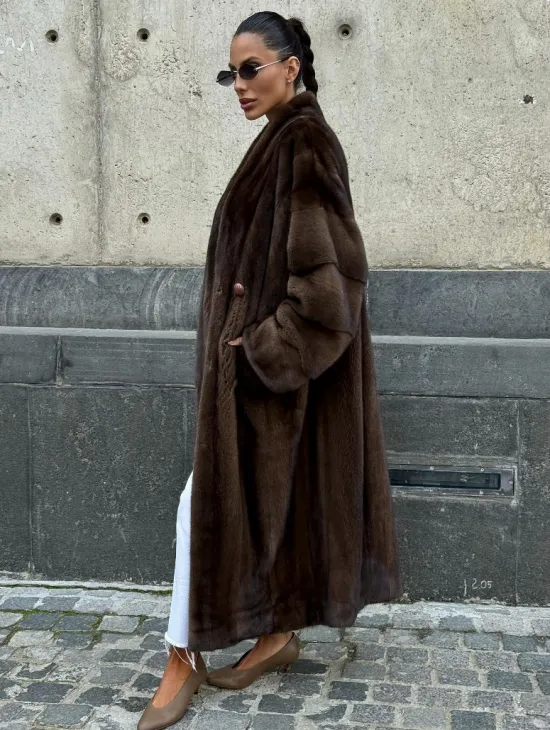 Роскошная шуба из аукционного меха норки SAGA FURS - цвет соболь