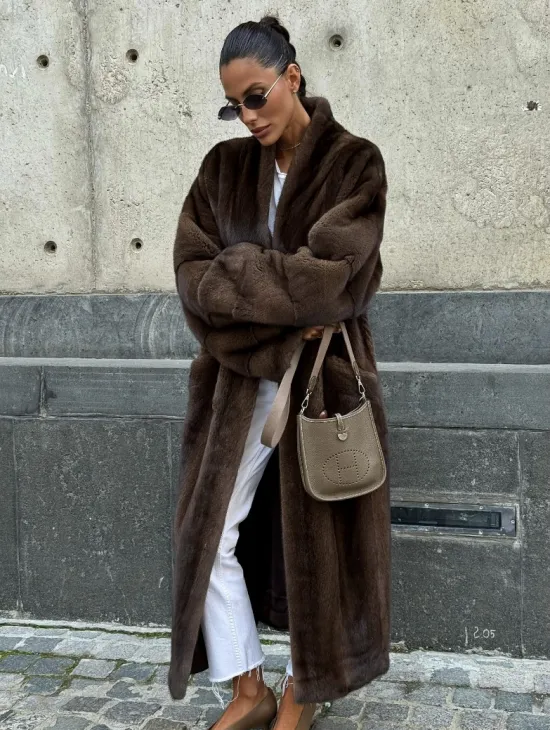 Роскошная шуба из аукционного меха норки SAGA FURS - цвет соболь