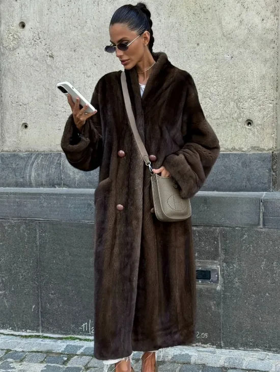 Роскошная шуба из аукционного меха норки SAGA FURS - цвет соболь