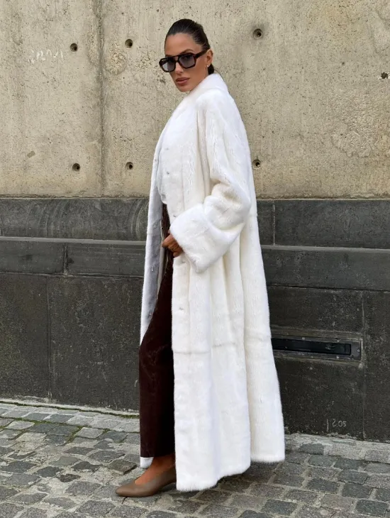 Классический стиль, белая норковая шуба - мех SAGA
