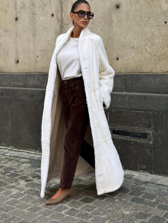 Классический стиль, белая норковая шуба - мех SAGA