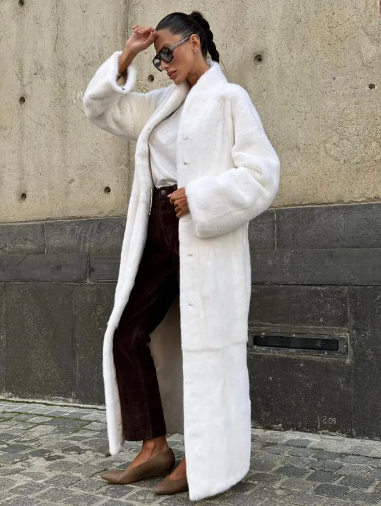 Классический стиль, белая норковая шуба - мех SAGA