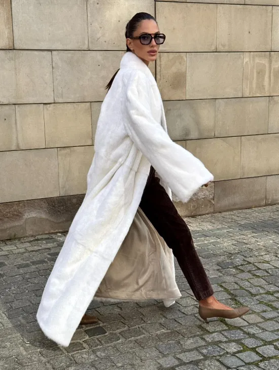 Классический стиль, белая норковая шуба - мех SAGA