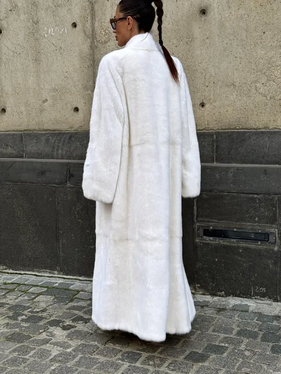 Классический стиль, белая норковая шуба - мех SAGA