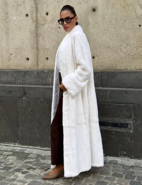 Классический стиль, белая норковая шуба - мех SAGA