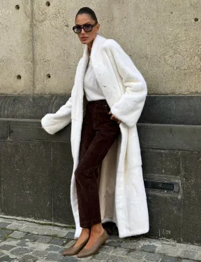 Классический стиль, белая норковая шуба - мех SAGA