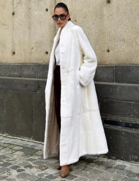 Классический стиль, белая норковая шуба - мех SAGA