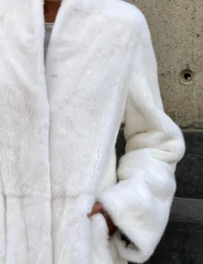 Классический стиль, белая норковая шуба - мех SAGA