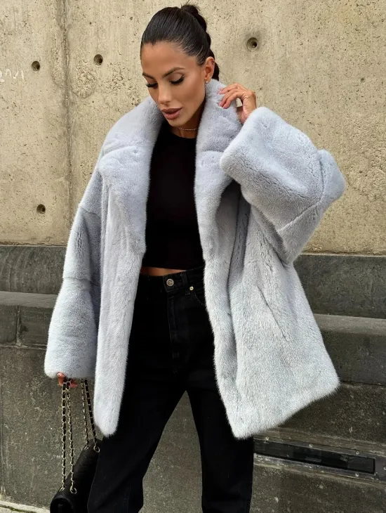 Элегантный полушубок из скандинавской норки небесно-голубого оттенка