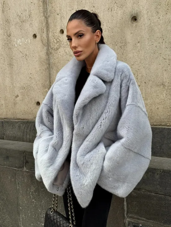 Элегантный полушубок из скандинавской норки небесно-голубого оттенка