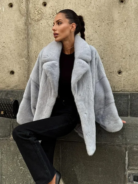 Элегантный полушубок из скандинавской норки небесно-голубого оттенка