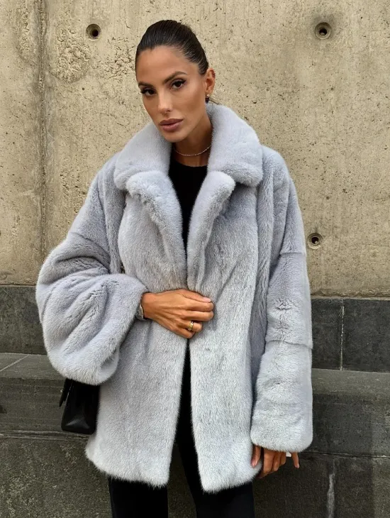 Элегантный полушубок из скандинавской норки небесно-голубого оттенка