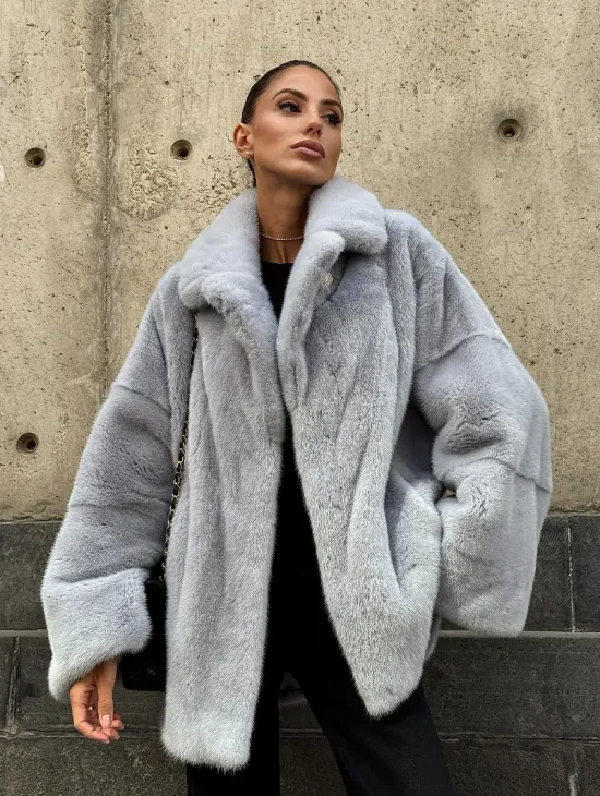 Элегантный полушубок из скандинавской норки небесно-голубого оттенка