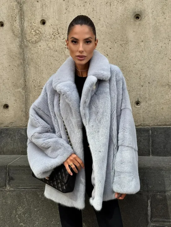 Элегантный полушубок из скандинавской норки небесно-голубого оттенка