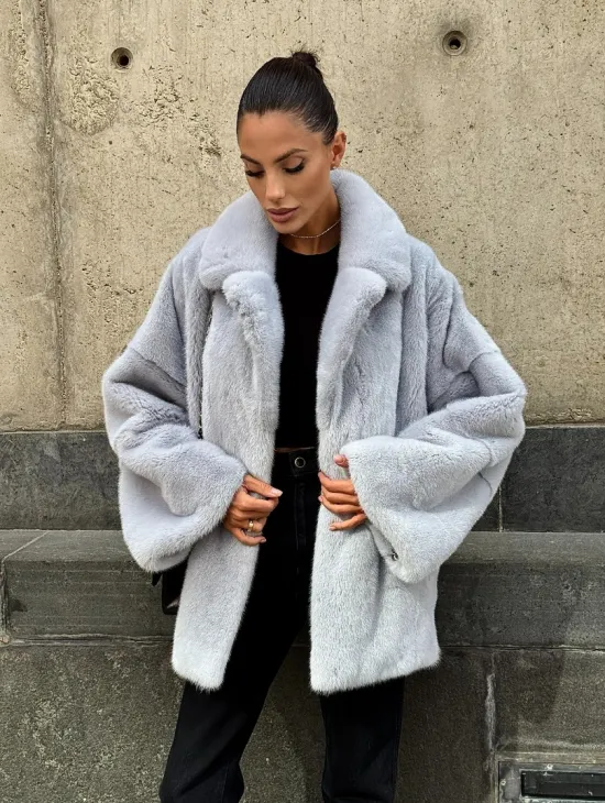 Элегантный полушубок из скандинавской норки небесно-голубого оттенка
