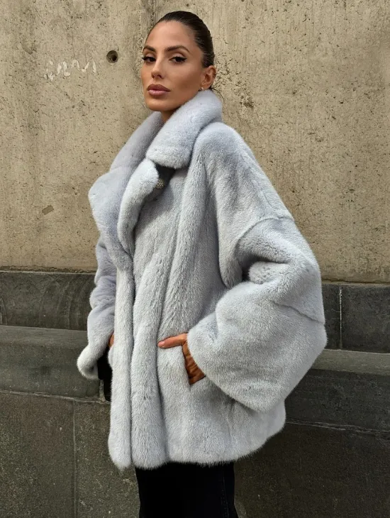 Элегантный полушубок из скандинавской норки небесно-голубого оттенка