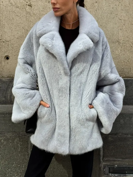 Элегантный полушубок из скандинавской норки небесно-голубого оттенка