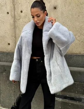 Элегантный полушубок из скандинавской норки небесно-голубого оттенка