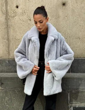 Элегантный полушубок из скандинавской норки небесно-голубого оттенка