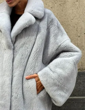 Элегантный полушубок из скандинавской норки небесно-голубого оттенка