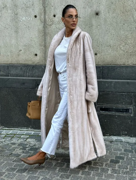 Классическая норковая шуба с перламутровым оттенком и эффектным воротником-шалью