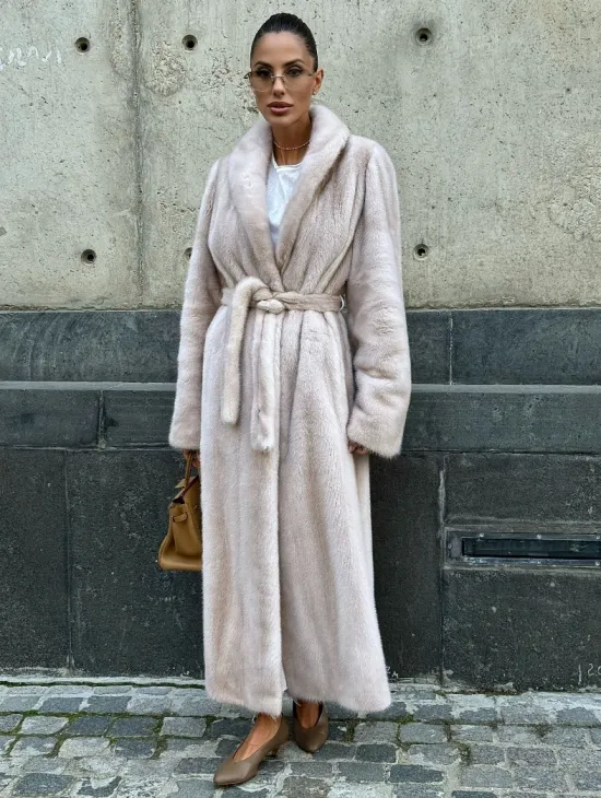 Классическая норковая шуба с перламутровым оттенком и эффектным воротником-шалью