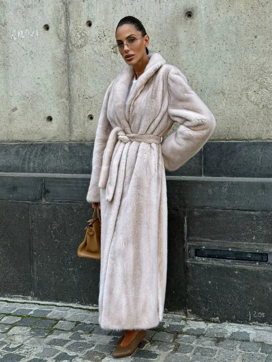 Классическая норковая шуба с перламутровым оттенком и эффектным воротником-шалью