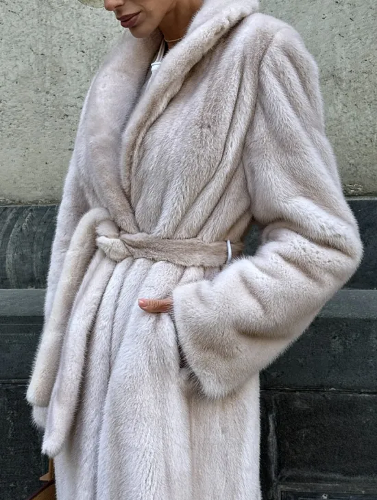 Классическая норковая шуба с перламутровым оттенком и эффектным воротником-шалью