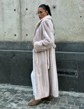 Классическая норковая шуба с перламутровым оттенком и эффектным воротником-шалью